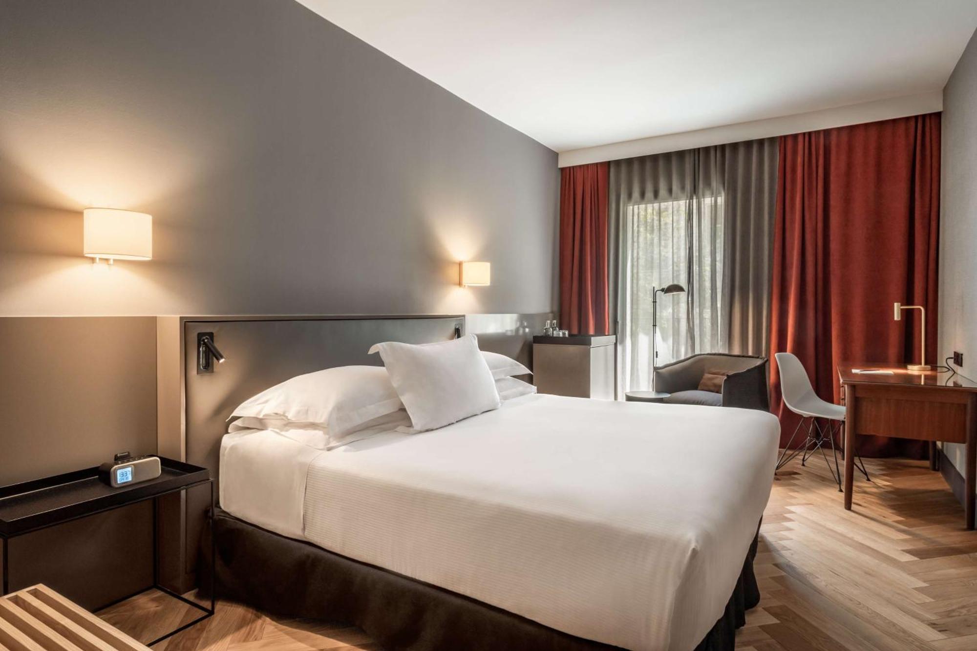 Alexandra Hotel, Curio Collection By Hilton 4*