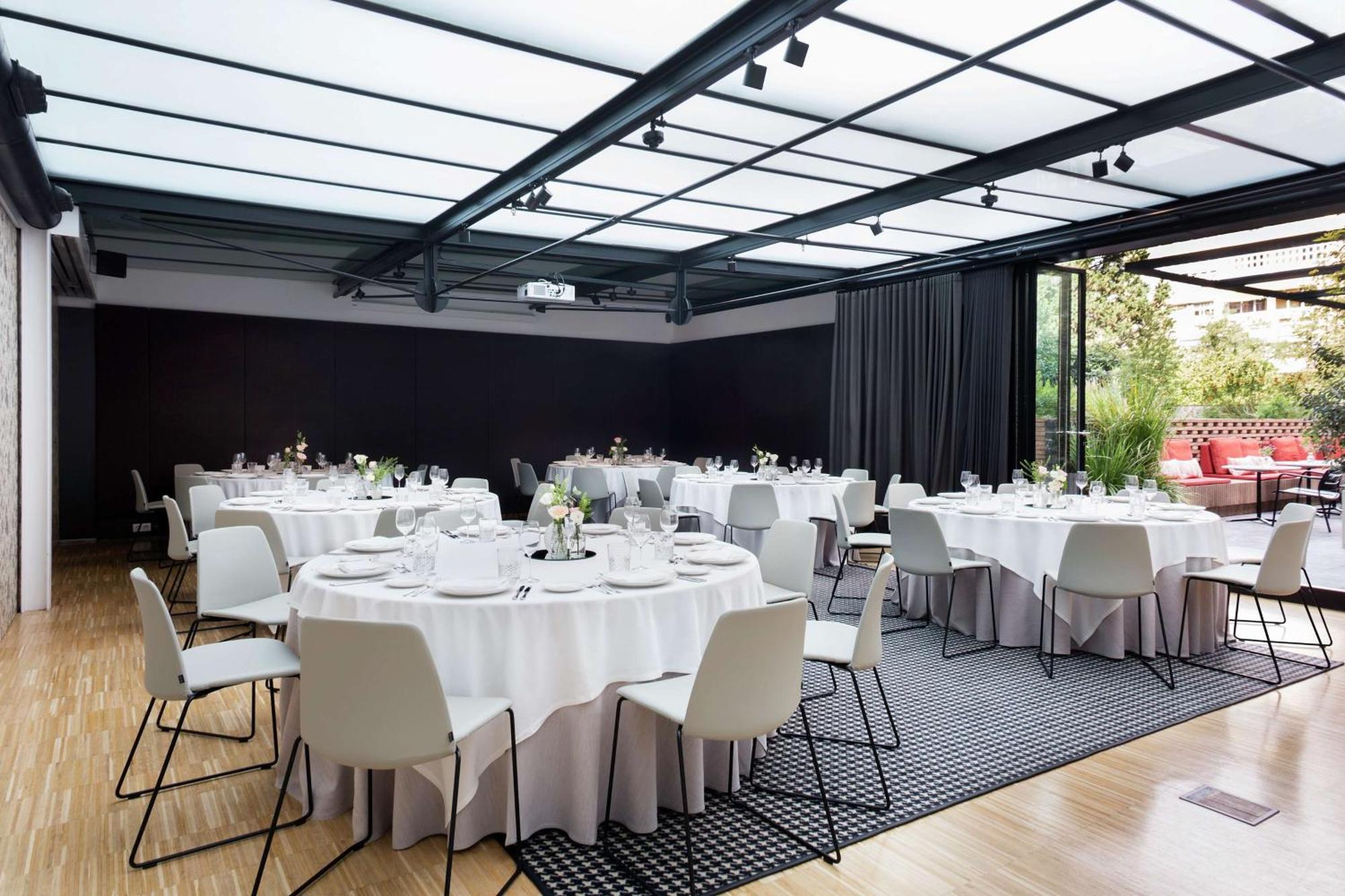 Alexandra Hotel, Curio Collection By Hilton 4*