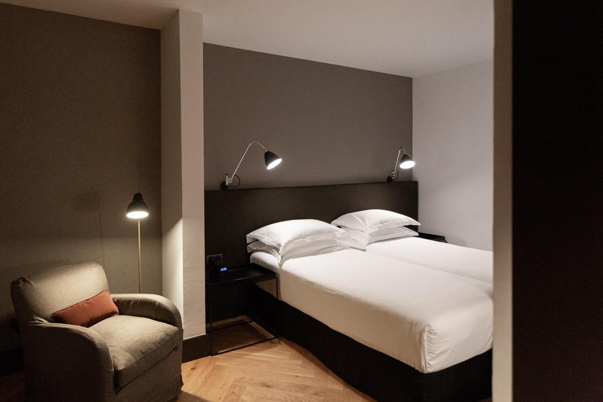 Alexandra Hotel, Curio Collection By Hilton Hotel