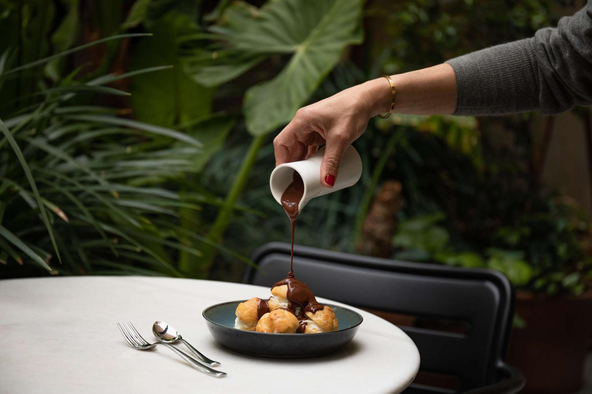 Alexandra Hotel, Curio Collection By Hilton 4*