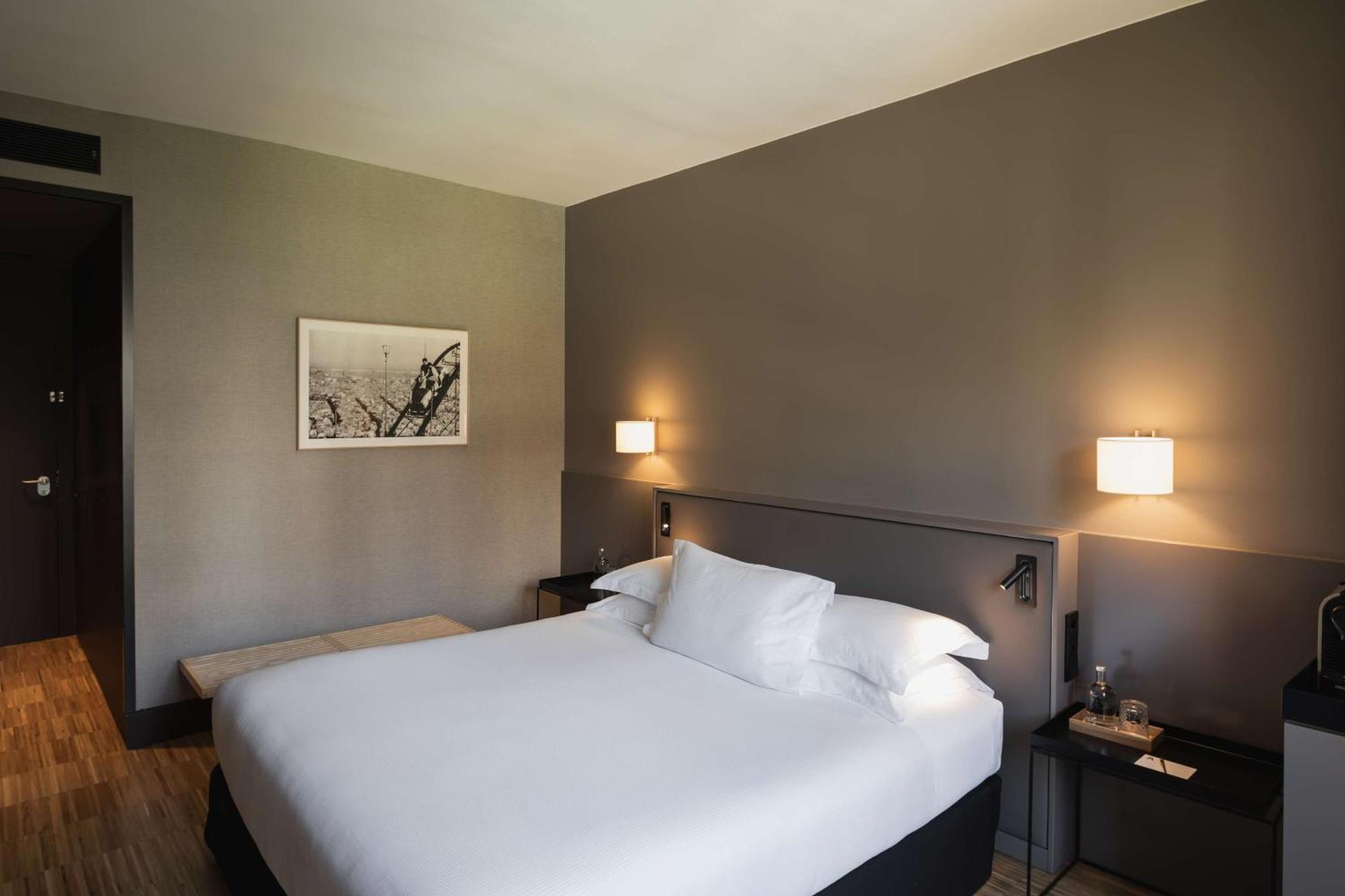 Alexandra Hotel, Curio Collection By Hilton Hotel